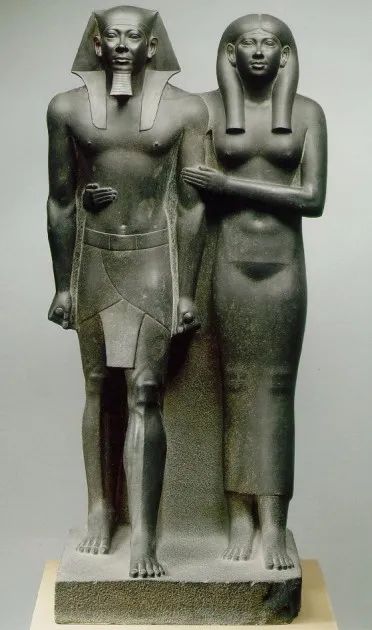 《法老孟卡拉和王后》公元前2490—2472年  高142.3厘米现存于波士顿美术馆