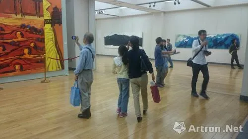 《杭州·晨晓的色彩世界》、《2015晨晓杭州符号》作品展展厅现场01.png