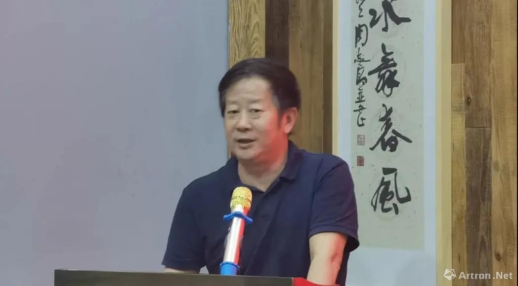 上海市嘉定区书协副主席、西泠印社社员、潜研社社长杨祖柏发言