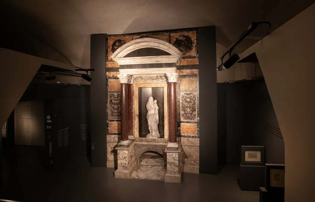 在展览现场复制展出的“拉斐尔之墓”